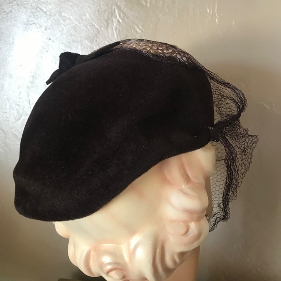 LOVELY 1950s\' BROWN VELOUR JULIET CAP WITH FEATHERS AND FULL SPIDER VEIL main image 11
